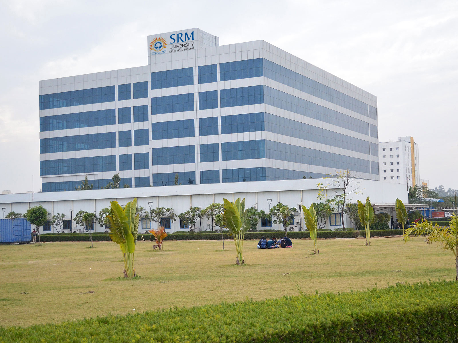 How does SRM University foster a culture of innovation and entrepreneurship